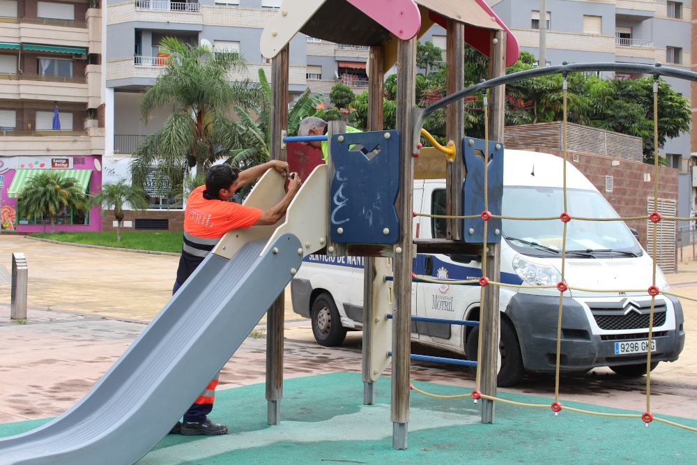 El Ayuntamiento de Motril invierte ms de 70.000 euros en el arreglo de los parques infantiles